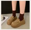 Mocassins de sola grossa, sapatos de calçar, sapatos estilo Birkenstock para mulheres, coleção outono 2026, design de cobertura total, que aumenta a altura, efeito emagrecedor, sapatos de peça única estilo novo