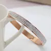 Pulsera de Acero Titanio con Hebilla Personalizada Europea y Americana, Estilo Popular Transfronterizo Sencillo Incrustado con Diamantes, Pulsera Abierta de Acero Inoxidable de Lujo Ligero y Gama Alta