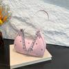 Bolso de hombro francés de nicho para mujer, nueva moda 2025, con remaches de amor, dulce y picante, bolso de cadena, bolso de verano de moda para debajo del brazo.
