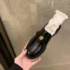 Versão em Couro de Sapatos Genuínos, Sapatos Pequenos de Couro com Solado Grosso, Mocassins Slip-On de Camélia, Sapatos Femininos Retro Britânicos de Salto Grosso