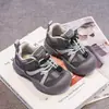 Tênis esportivos infantis, nova coleção outono 2026, tênis de corrida estilosos e antiderrapantes para meninas, sapatos casuais para caminhada ao ar livre, estilo da moda
