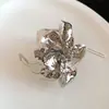 Conjunto de Anillo y Pulsera de Flor Metálica Plegada Tridimensional Transfronterizo Europeo y Americano, Moda Tendencia, Joyería Única y Exagerada al por Mayor