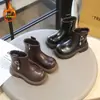 Botas de cuero para niñas, nueva colección otoño 2026, suela blanda, antideslizantes, estilo retro tipo Dr. Martens para niños, adecuadas para niñas de tallas medianas y grandes, botines estilo británico