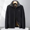 Chaqueta de forro polar, engrosada, con cuello de pelo para hombre, nueva colección otoño/invierno 2026, abrigo de chenilla de estilo casual de negocios para hombres de mediana edad y mayores