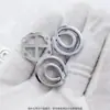 Fabricante de Letreros de Aleación de Zinc, Letreros de Puerta Transparentes con Letreros Traseros, Artículos de Papelería con Logotipo Metálico, Letreros para Mochilas Escolares, Hechos a Medida