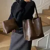 Bolsa de Couro de Crocodilo de Luxo Feminina 2026 Nova Outono/Inverno Retro Bolsa de Ombro Único Grande Capacidade para o Dia a Dia Bolsa Transversal Balde
