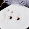 Brincos Vermelhos Exquisitos e Modernos em Formato de Coração Yunyao para Mulheres, Brincos Versáteis Simples e Elegantes de Aço Titânio