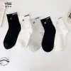 Calcetines Juveniles Yishuangshuang, Nuevos Calcetines de Media Caña con Estampado de Letras de Marca de Moda Otoño/Invierno, Algodón Peinado, Estilo Coreano, Calcetines Casuales para Hombre en Blanco y Negro Numerados