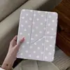Capa Protetora de iPad Tablet Cachorro com Bolinhas Desenho Animado Dobra em Y Pro com Compartimento para Caneta 11ª Geração Rígida 13 polegadas Mini/Air