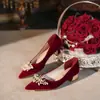 Zapatos de boda estilo Xiuhe para mujer, rojos, tacón grueso, cómodos para los pies, zapatos de novia, nuevo modelo 2025, zapatos de punta estilo chino para boda y recepción