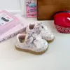 Zapatillas infantiles, nueva colección otoño 2026, zapatos de princesa de dibujos animados con perlas para niñas, suela blanda, transpirables, antideslizantes, zapatillas casuales