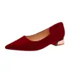 En stock zapato de boda de tacón bajo color vino tinto vestido Xiuhe nuevo estilo para mujer tacón grueso novia francesa cuatro estaciones tacones altos zapatos de salón
