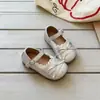 Sapatos de couro vermelhos estilo balé para meninas, coleção outono 2026, sapatilhas Mary Jane infantis, perfeitos com vestidos