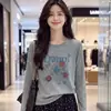 Camiseta de manga larga para mujer, corte regular, longitud corta, con estampado de letras retro americanas y cerezas, capa base para otoño 2026