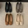 Sapatos Rasos Slip-On Estilo Coreano para Mulheres, Novidade Primavera 2024 Versáteis Sapatos de Camurça Estilo Vovó, Mocassins de Cano Baixo