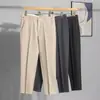 Calças masculinas pretas slim fit calças casuais masculinas moda coreana calças de comprimento no tornozelo bordadas com abelha calças sociais masculinas