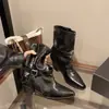 Botas Originais de Bico Fino Meio da Panturrilha Femininas Outono Novo Estilo Fivela de Cinto Zíper Salto Grosso Cavaleiro Plissadas Botas Curtas