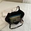 Bolsa Tote de Couro Macio Vintage Feminina Grande Capacidade Primavera 2025 Bolsa Feminina de Alto Padrão Simples para Trabalho e Dia a Dia Bolsa de Ombro
