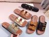 Chinelos Femininos Tamanho Grande Novo Estilo Doce e Descolado Fivela de Cinto Slip-On Rebite Sandálias Rasteirinhas para Uso Externo Praia Sandálias Abertas no Dedo Venda por Atacado