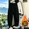 2026 Nuevos Pantalones de Pana de Pierna Ancha para Hombre Patrón de Espiga de Terciopelo de Algodón Europeo Pantalones Relajados tipo Guadaña Pantalones de Pierna Recta de Color Sólido para Hombre