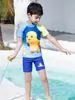 Maiô Infantil de Dragão de Leite Dupla Face para Meninos com Touca de Natação Proteção Solar para Praia de Bebê Maiô Desenho Animado Secagem Rápida Fonte Termal Natação de Meninos