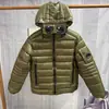 CP Empresa Transfronteriza: Una colección de ropa de algodón con icónicos bolsillos con lente transparente, que encarna un estilo americano de streetwear, workwear y funcional.