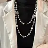 Collar Largo de Perlas con Diseño Hueco de Flor Apilable Cadena para Suéter de Lujo Ligero Gama Alta Accesorios de Ropa Versátiles para Mujer Otoño