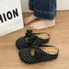 Sapatos casuais de calçar para a primavera, novo modelo que aumenta a altura, mules de bico aberto para mulheres, estampa de bolinhas, adequados para combinar com saias de 2026, com detalhe de laço