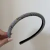 Diadema a Cuadros Estilo Coreano con Pequeña Etiqueta Dorada para Mujer 2026 Nueva Diadema de Temperamento Dulce Suave Versátil para Salir Pinza para el Cabello