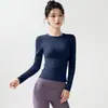Top esportivo fitness feminino de manga comprida para corrida, secagem rápida, modelagem que afina a silhueta, respirável e elástico, ideal para pilates e ioga.