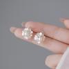 Brincos de flor de concha pequenos e requintados franceses femininos agulha de prata S925 temperamento de dama gentil brincos doces