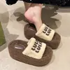 Zapatillas de felpa de algodón de nuevo estilo para mujer, versátiles para personas menudas, con suela gruesa 2026 zapatillas de lana de cordero para exteriores