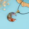 Una variedad de coloridos collares de grava con pegamento de resina, colgantes de piedra natural, fabricantes que suministran a través de Amazon.