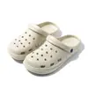 Nuevos Zapatos Perforados con Patrón de Lichi Suela Gruesa de EVA Sandalias de Punta Cerrada Zapatillas Retro Ligeras Transpirables para Hombres y Mujeres En Stock Venta al por Mayor