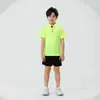 Camisa polo infantil de manga curta em jacquard com elastano e gola, pode ser estampada com logo ou bordada, adequada para esportes e uso casual, cor lisa, versátil