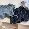 Conjunto de Ropa de Verano de Moda Coreana para Niñas 2026 Nuevo Estilo Camiseta Casual de Manga Corta con Lunares y Shorts de Mezclilla para Niños