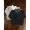Suéter gris oscuro de imitación dos piezas con cuello en V, unisex, otoño/invierno, estilo casual y relajado, capa base de punto, top interior con cuello