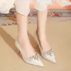 Salto Alto de Cetim com Strass Estilo Francês para Mulheres Xiuhe Vestido de Casamento Sapatos de Noiva Duas Formas Salto Agulha Baixo Sapatos Confortáveis para os Pés
