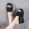 Sandalias de cuña ligeras de suela gruesa para aumentar la altura para mujer, moda de verano nueva, versátiles para usar en exteriores, chanclas casuales de playa para mujer