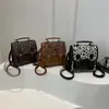 Mochila Estilo Universitario Estampado Leopardo Mujer 2025 Verano Nueva Estudiante Clase Portátil Mochila Escolar Retro de Hombro