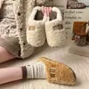 Chinelos de Algodão Fofos Birkenstock Femininos Novo Moda Outono/Inverno 2026 Outdoor Antiderrapante Quente Solado Grosso Chinelos de Algodão para Casa