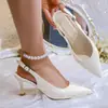 Combinadas com uma saia, estas sandálias de salto agulha elegantes de tira única, bico fino e sem calcanhar, no novo estilo francês para o verão de 2026, são perfeitas para saltos altos.