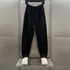 Nova coleção de outono: calça esportiva masculina lisa, moderna e versátil, com design simples, afunilado e de perna reta, e um corte solto e casual