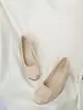 Sapatos femininos populares de salto grosso, novidade outono 2026, casuais versáteis, bico quadrado raso, sapatos de couro, sapatos confortáveis de sola macia para mães