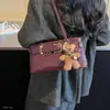 Pelúcia Ursinho Pingente Requintado Nova Bolsa Fashion de Camurça 2026 Retro Ombro Único Sobrancelha Feminina Outono/Inverno