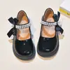 Sapatos de couro para meninas, nova coleção primavera/outono 2026, sapatos infantis da moda, preto pérola, sapatos de uso único para meninas, sapatos para apresentação escolar