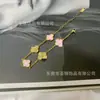 Popular Pulseira de Cinco Flores Dourada com Diamantes de 13mm para Mulheres, 18K Não Desbota, Alto Padrão, Fashion, Estilo Simples e Versátil, Atacado de Fábrica