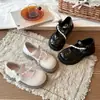 Sapatos de Princesa para Meninas 2026 Nova Moda Primavera e Outono Sapatos de Couro com Pérolas para Meninas, Sapatos de Performance Mary Jane com Solado Macio, Modernos