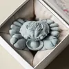 Pedra Arenito Verde Estilo Chinês Atrai Fortuna Decoração de Mesa para Casa Pet de Chá Pequeno Ornamento, Peixe com Riqueza na Mão Decoração de Micro-Paisagem para Aquário