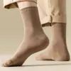 Meias Zhuji meias masculinas de cano médio meias de outono e inverno cor sólida cintura simples antiderrapante respiráveis absorventes de suor casuais meias de algodão masculinas